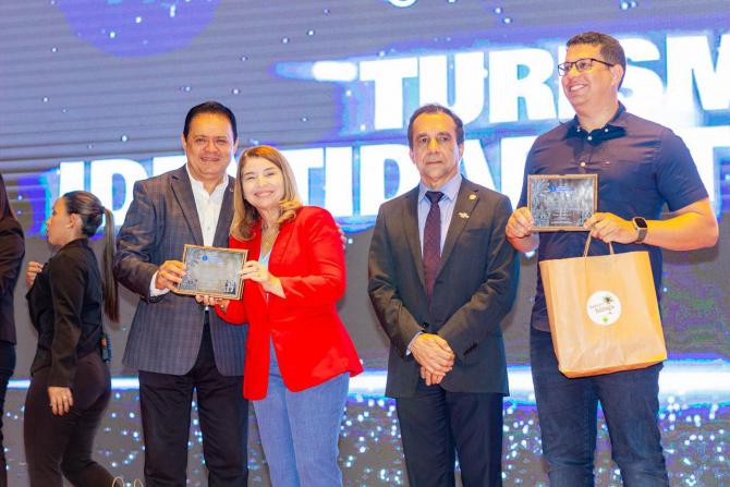 Iracema Vale participa da solenidade de entrega do 12º Prêmio Sebrae Prefeitura Empreendedora