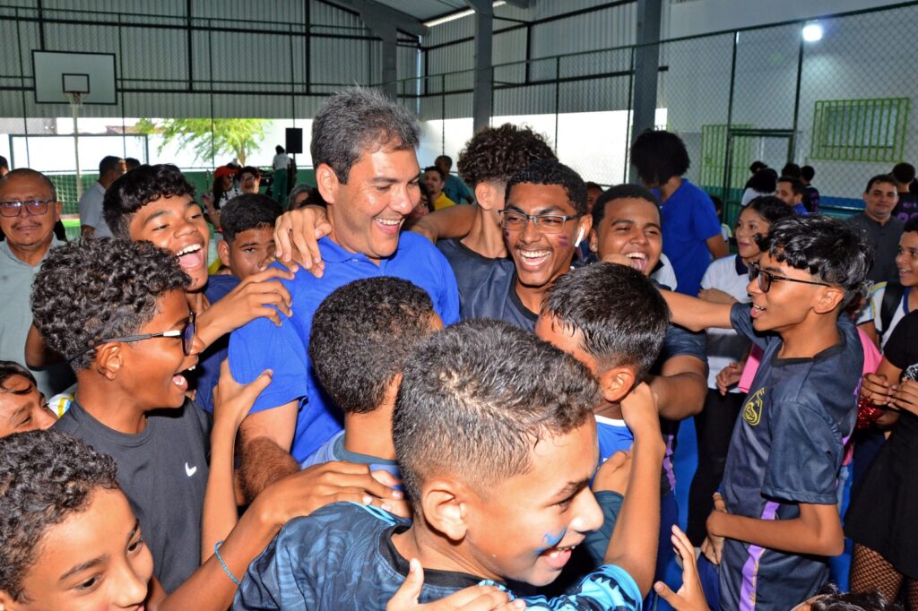 Prefeito Eduardo Braide entrega quadra poliesportiva, campo de futebol e horta em escola na Cidade Operária